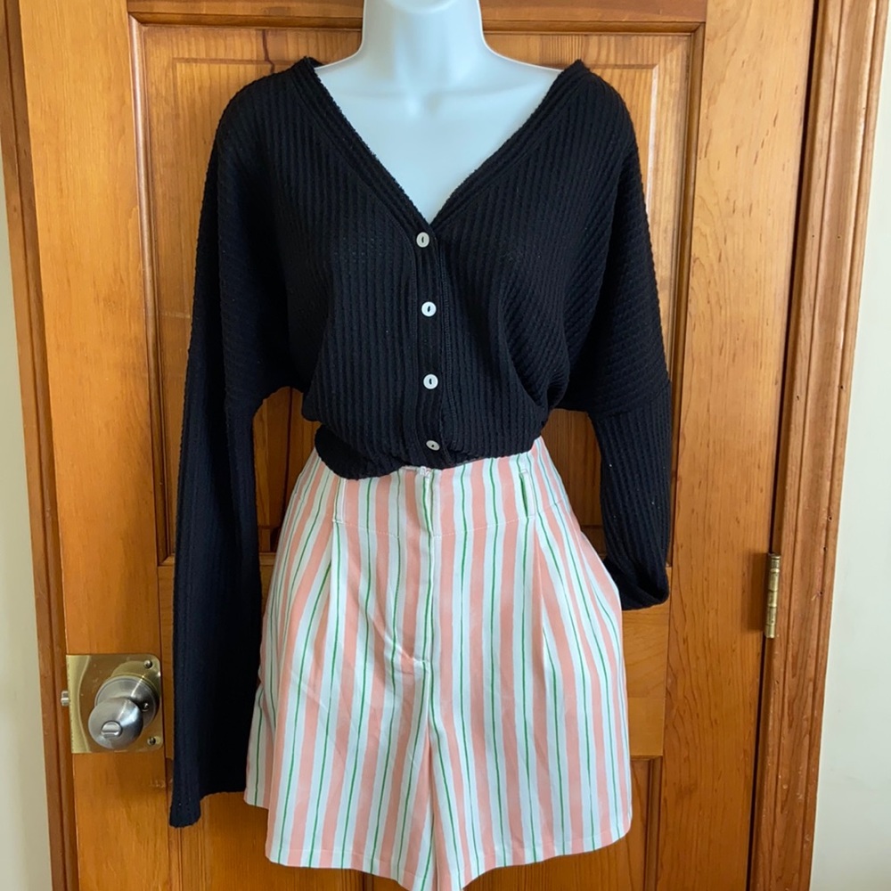 Very soft lightweight sweater size XL from Lucy Avenue. Gorgeous light shorts L
